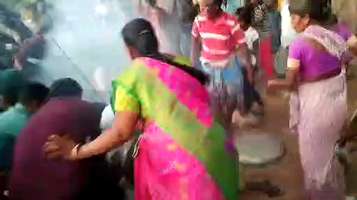 Watch : பொங்கல் வைப்பதில் தகராறு, இரு தரப்பினர் மோதி கொண்ட சம்பவம்  சமூக வலைதளத்தில் வைரல்