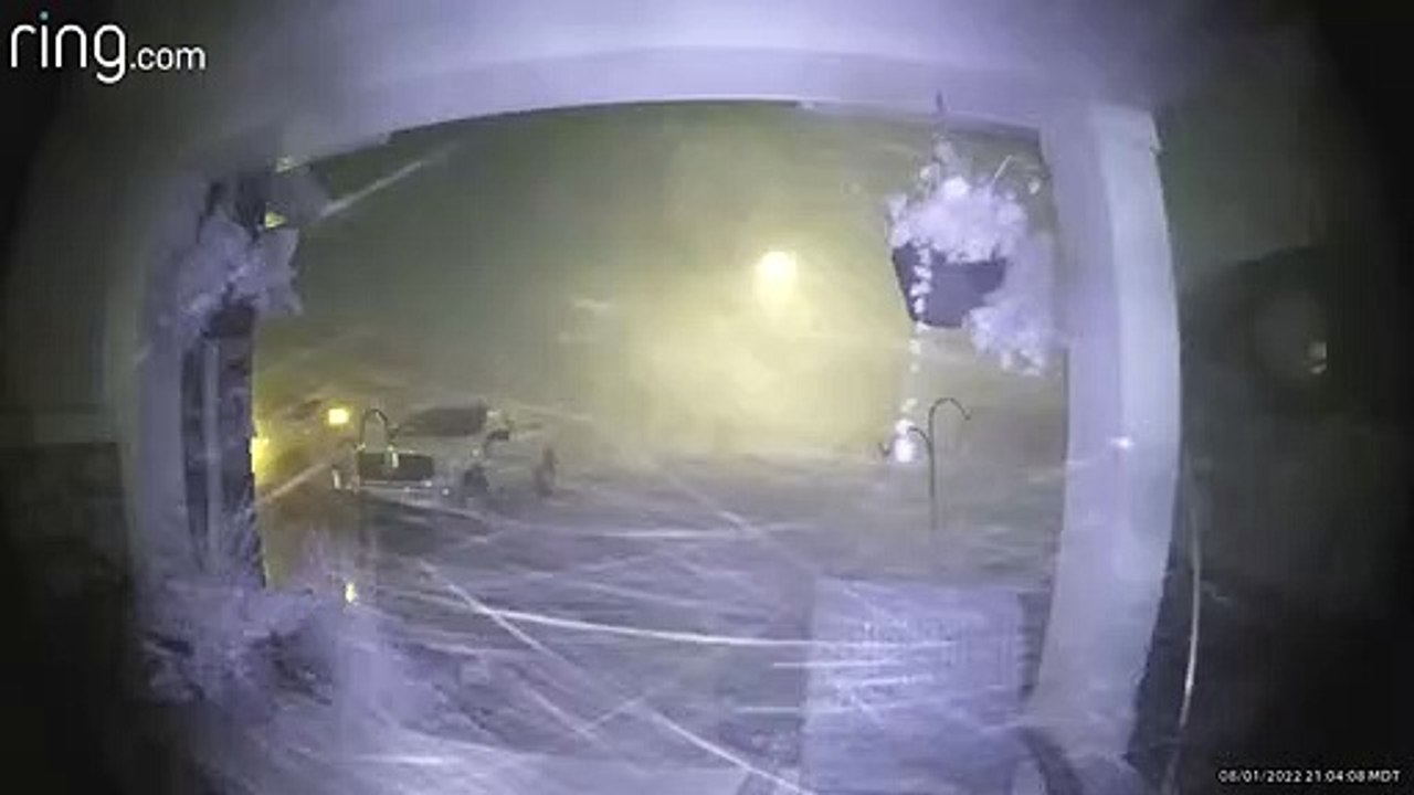 Une caméra en anneau surprend un trampoline volant au-dessus d'une maison en train de frapper des camions