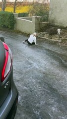 Une femme se coince en glissant et en glissant sur la glace