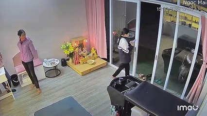 Une fille qui rentre dans la maison court dans une porte vitrée