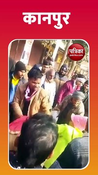 छेड़छाड़ के आरोप में युवक को दो लड़कियों ने मारे जूते-चप्पल