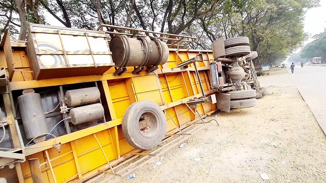 ड्राइवर की छोटी सी गलती से हो गया बड़ा नुकसान। 
