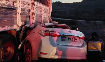 OTOYOLDA KARŞI ŞERİDE GEÇEN KAMYON, OTOMOBİLLE ÇARPIŞTI; 2 ÖLÜ