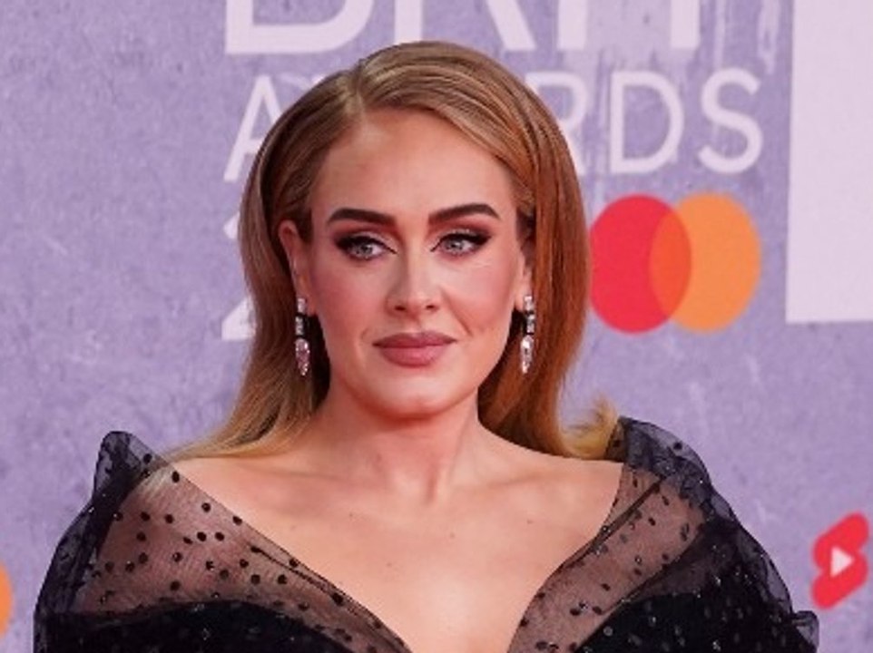 'Zurzeit muss ich watscheln': Adele hat mit Rückenschmerzen zu kämpfen