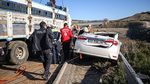 Otoyolda karşı şeride geçen kamyon, otomobille çarpıştı; 2 ölü