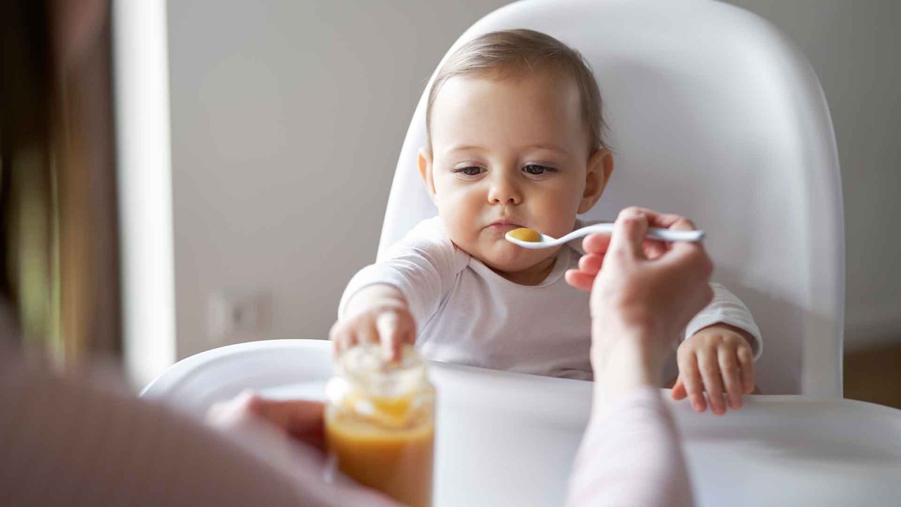Beikostplan: So einfach führst du Babys ersten Brei ein