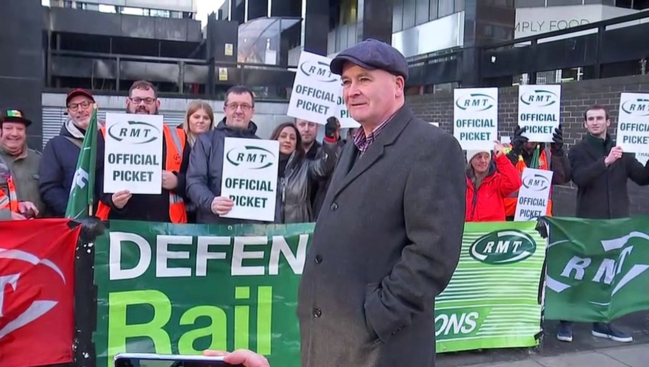 Train strikes: Mick Lynch joins Euston station...