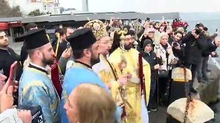 Haç çıkarma töreninde denize atlayan kişi yaralandı