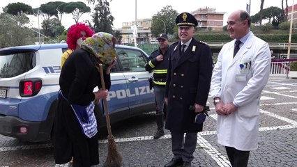 Poliziotta "befana" per i bambini del Policlinico Gemelli di Roma