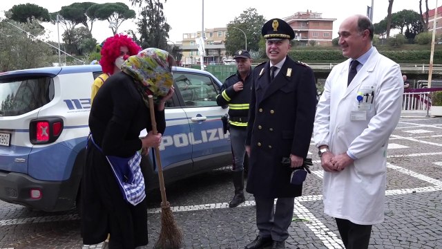 Poliziotta befana per i bambini del Policlinico Gemelli di Roma