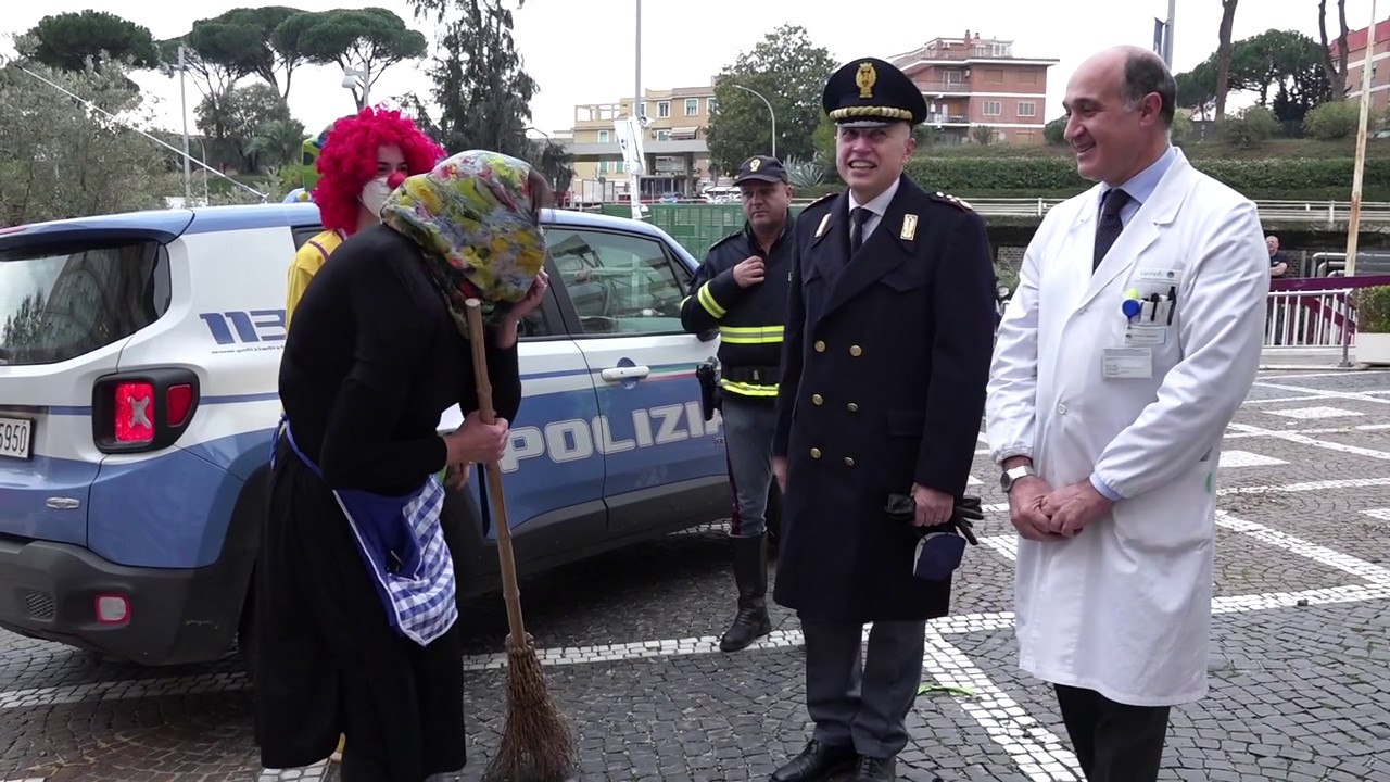 Poliziotta "befana" per i bambini del Policlinico Gemelli di Roma