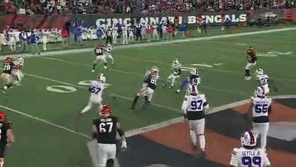 فيديو.. لاعب أميركي "بين الحياة والموت" بعد تلقيه ضربة قوية