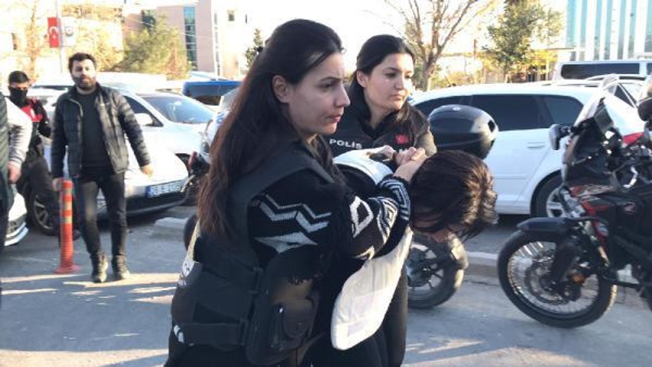 Biri mezara diğeri hapse! Genç kız, otomobilde tartıştığı sevgilisini sokak ortasında öldürdü