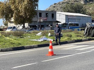 Kamyonetin çarptığı otomobilin sürücüsü, aracından fırlayarak hayatını kaybetti