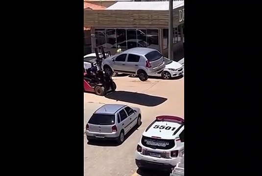 Carros são removidos por empilhadeira após estacionamento em local proibido em SC