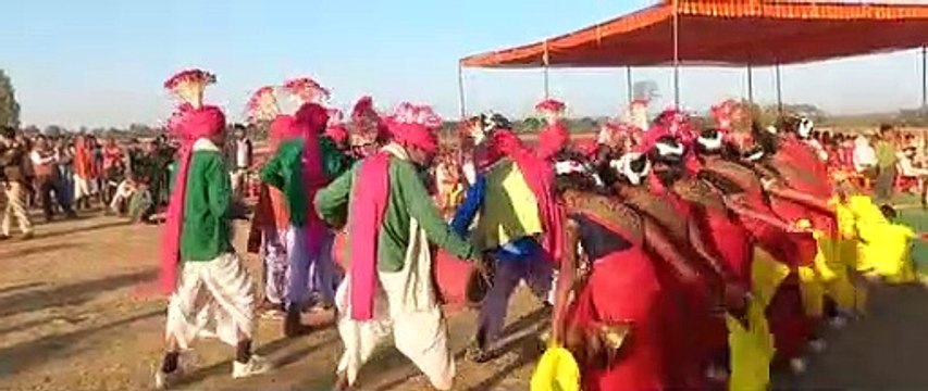 परंपरागत डंडा नृत्य दल ने आकर्षक नृत्य कर स्वास्थ्य मंत्री का किया स्वागत