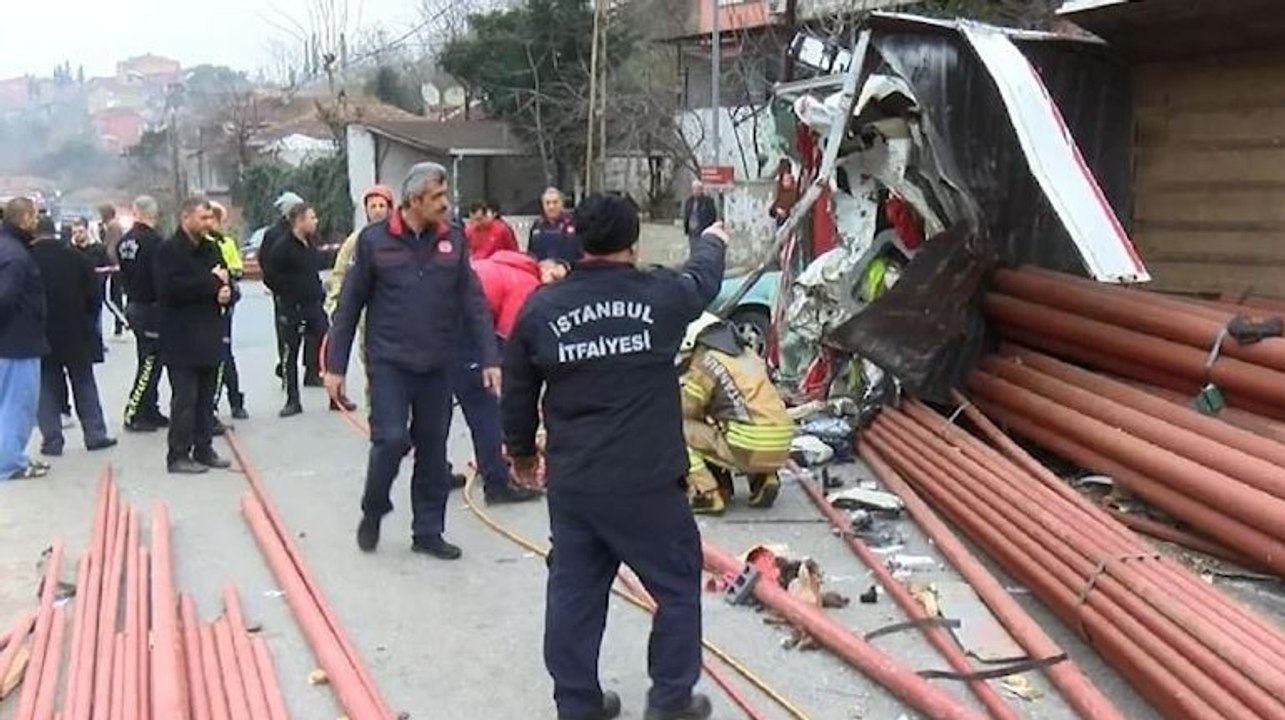 Kamyon bahçe duvarına çarpıp devrildi: 1’i ağır 2 yaralı