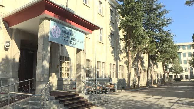 Görme engelli çocuklarının ödevlerine yardımcı olabilmek için Braille alfabesi öğreniyorlar (2)