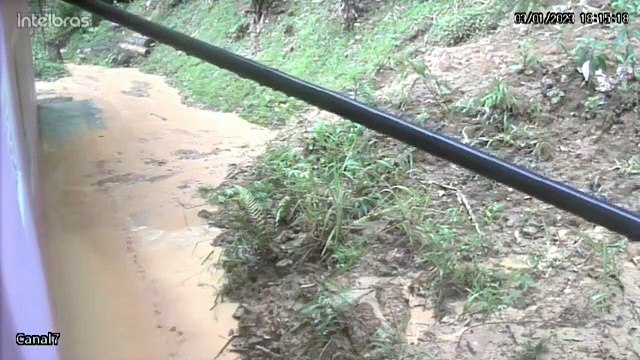 Imagens mostram casas sendo destruídas por deslizamento de terra