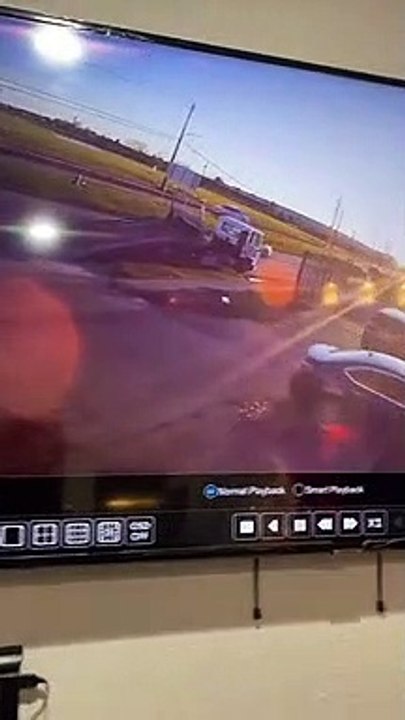 Un automobiliste monte sur la remorque d'un camion pour décoller