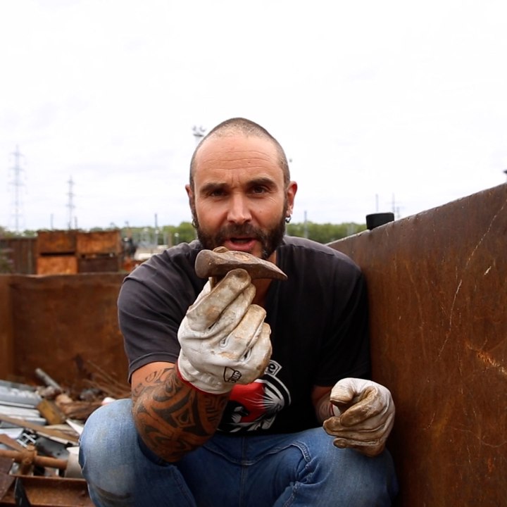 Pedro, artiste soudeur, fabrique des sculptures originales