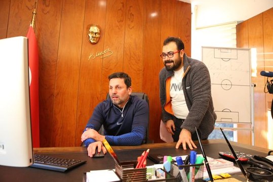 GAZİANTEP - Gaziantep FK Teknik Direktörü Erol Bulut, AA'nın Yılın Fotoğrafları oylamasına katıldı