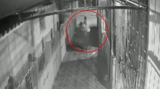 Capturan a hombre que golpeó brutalmente a su expareja en una calle de Malambo