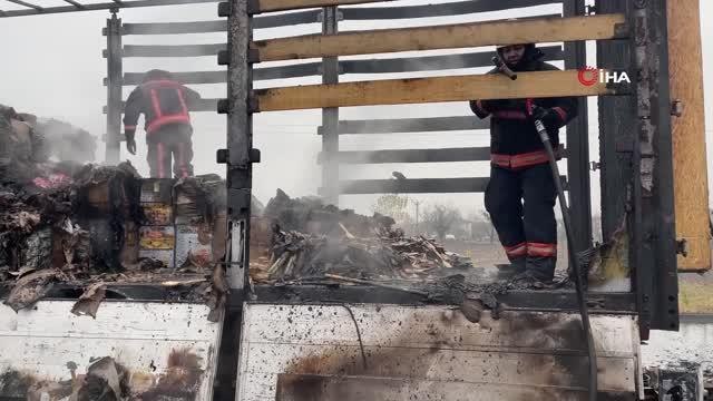Tır alevlere teslim oldu, taşıdığı yükler kül oldu