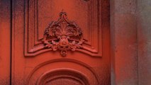 La façade de Matignon taguée en orange par des militants écologistes