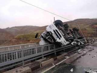 Asfalt yüklü tır devrildi: 1 yaralı