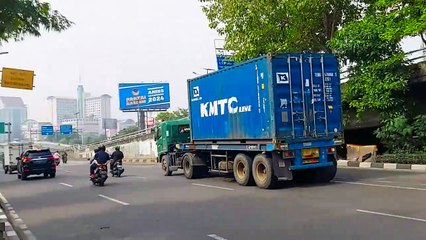 WOW !! Dijalan Raya Truk, Bis Mirip Temen Temen Si Tayo Banyak Banget Pada Berubah Bentuk