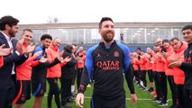 Messi volta aos treinos no PSG e recebe homenagem