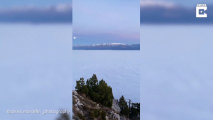 Cette vallée des Alpes est noyée dans le brouillard... magique
