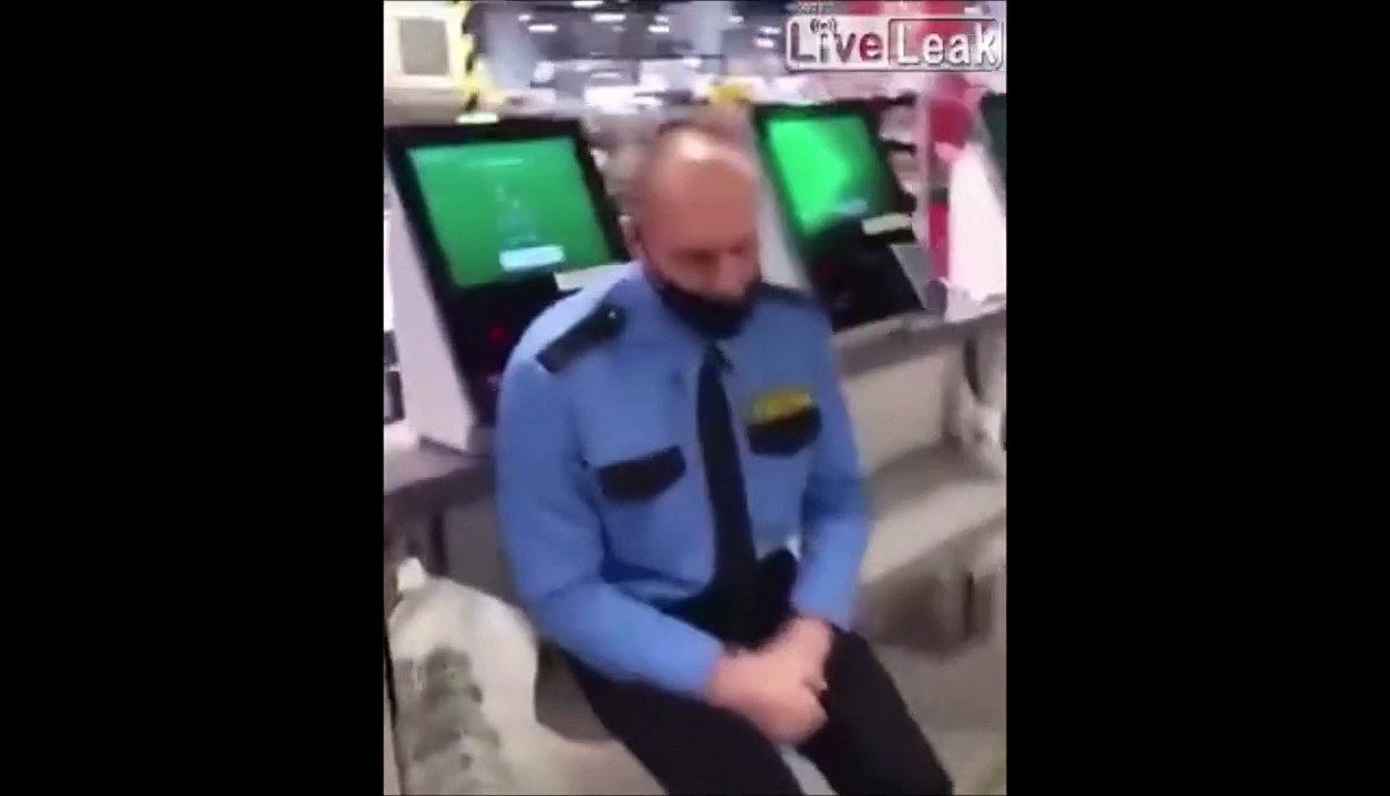 Ils font une petite blague à un agent de sécurité endormi