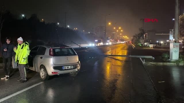 YOLDAN ÇIKAN OTOMOBİL AYDINLATMA DİREĞİ VE AĞACI DEVİRDİ 2 YARALI