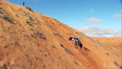 Moment suspendu : quand Carlos Sainz gravit une dune... de travers