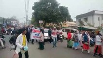 संविदा स्वास्थ्य कर्मचारियों का प्रदर्शन, सिमरिया हनुमान मंदिर तक तक निकाली पदयात्रा
