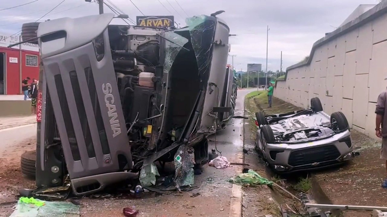 Carros ficam destruídos na BR-101 após queda de caminhão-cegonha em SC