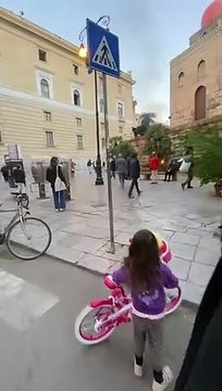 Palermo, un cittadino spegne un rogo