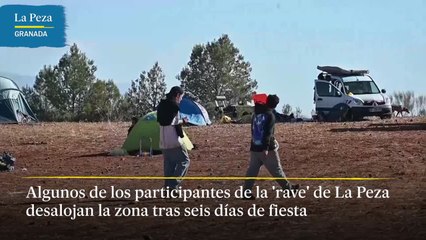 Algunos de los participantes de la "rave de La Peza desalojan tras seis días de fiesta