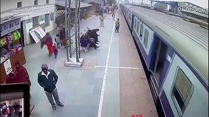 Militar salva homem de trem na Índia
