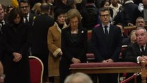 La Reina Sofía y el ministro Bolaños visitan la capilla ardiente de Benedicto XVI