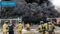 Gran incendio consume fábrica de colchones en Bogotá | El País