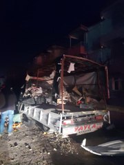 Meyve yüklü kamyonetteki patlama hasara neden oldu