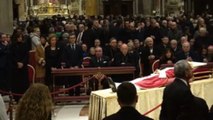 Casi 200.000 personas han pasado por la capilla ardiente de Benedicto XVI