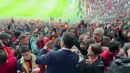 Galatasaray tribününde İmamoğlu'na tam destek! "Bulduk seni bırakmayız!"