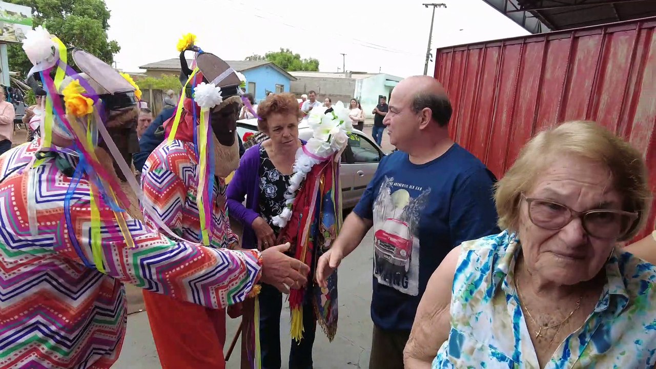 Companhia de Reis segue em Ivaiporã anunciando o nascimento de Jesus