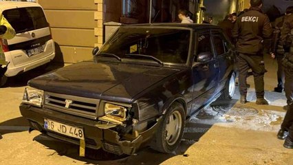 Aracıyla bina duvarına ve park halindeki otomobile çarpan sürücü firar etti