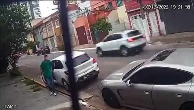 Vídeo de furto de faróis de Porsche viraliza nas redes sociais