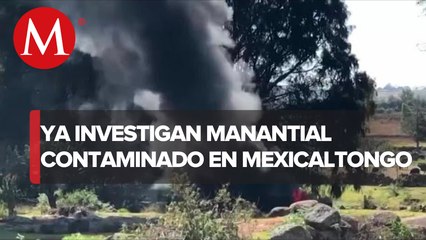 Ingenieros de Pemex toman muestras del manantial Mexicaltongo que se encuentra contaminado